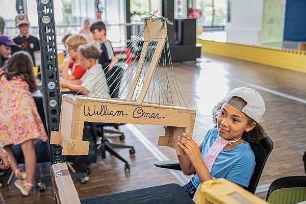 fablabalecole's tweet image. À l’école Jean Haniquaut, les CM2 ont conçu des ponts fonctionnels mêlant sciences, histoire, arts et techno. 

Structure, résistance des matériaux, maquettes à la scie à chantourner : un projet complet au sein du #FabLabalEcole. 
 #JM25 

@reseau_canope 

@canope_DThdf