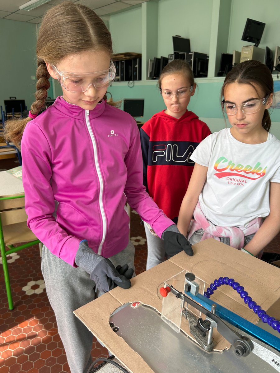 fablabalecole's tweet image. À l’école Jean Haniquaut, les CM2 ont conçu des ponts fonctionnels mêlant sciences, histoire, arts et techno. 

Structure, résistance des matériaux, maquettes à la scie à chantourner : un projet complet au sein du #FabLabalEcole. 
 #JM25 

@reseau_canope 

@canope_DThdf