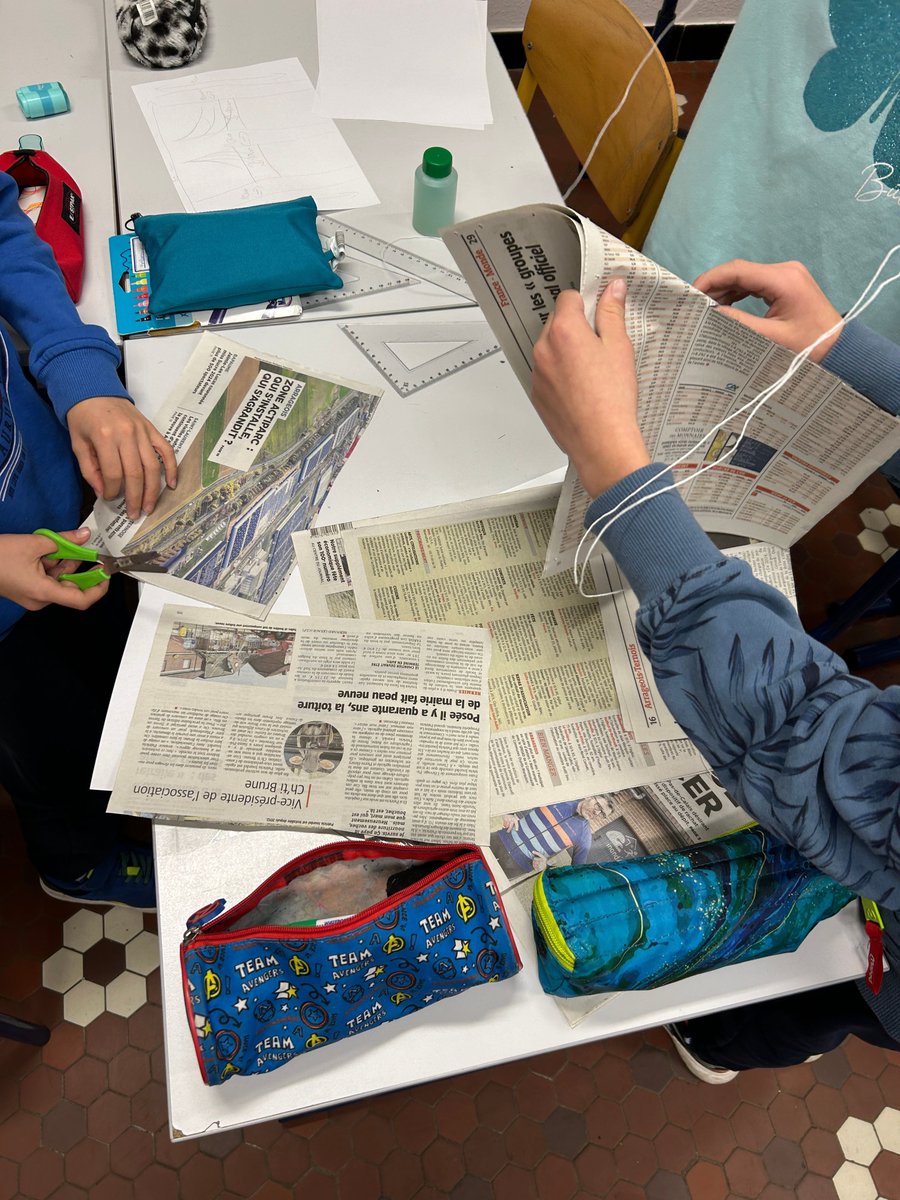 fablabalecole's tweet image. À l’école Jean Haniquaut, les CM2 ont conçu des ponts fonctionnels mêlant sciences, histoire, arts et techno. 

Structure, résistance des matériaux, maquettes à la scie à chantourner : un projet complet au sein du #FabLabalEcole. 
 #JM25 

@reseau_canope 

@canope_DThdf