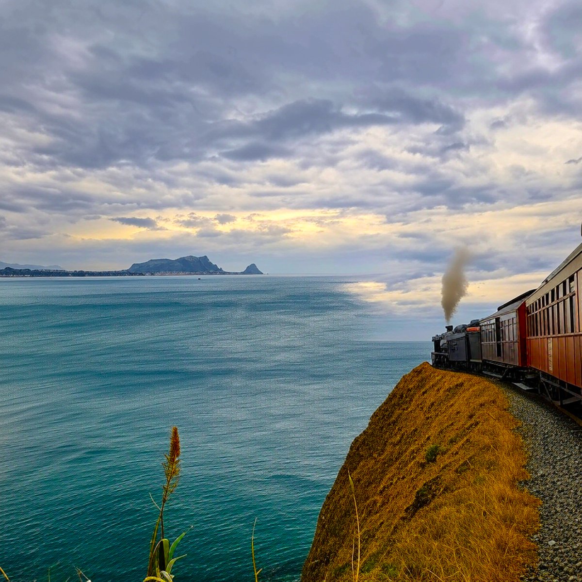 .
#IL_TRENO

Cielo grigio d'angustia. 
Il treno avanza, sbuffa 
ed io, spossato da caudini 
addii, con mano tremula 
saluto i finestrini. 
.
 . 
Versi e foto di Peppino C. aka #ZûPippinu
.