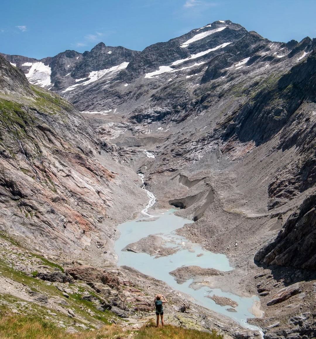 Tré-la-Tête Glacier
2009 | 2025

Glacier collapse in the Alps is so rapid that it is leaving behind glacier tongues that have been cut into several pieces 🧊🔥
See what the former front of one of the largest glaciers of the Mont Blanc Massif now looks like... 😰
1/