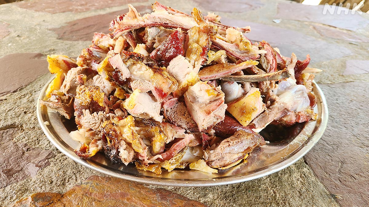 nhk_darwin's tweet image. タンザニアグルメ✨
スワヒリ語で「焼いた肉」を意味する
ニャマ・チョマ
ヤギの肉です🥩
肉の臭みが全くなく美味!
食べると力がみなぎります💪
長期間ロケもへっちゃらですー!
🟧⏰27日 日曜夜7時30分~🟧
『ライオン王者への道⑤ 絶体絶命!ピンチを乗り越えろ!』
nhk.jp/darwin/