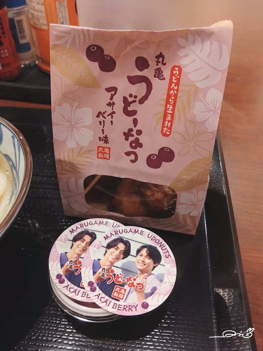 sxw05's tweet photo. ステッカーゲットしましたヤッター！！丸亀製麺のステッカーちょっとずつ集まってます✌️✌️

うどーなつアサイーベリー、酸味あって結構好きかも

#丸亀製麺
#丸亀うどーなつ 
#カイトとホクト 💛🖤 https://t.co/JzdUgwCPZu