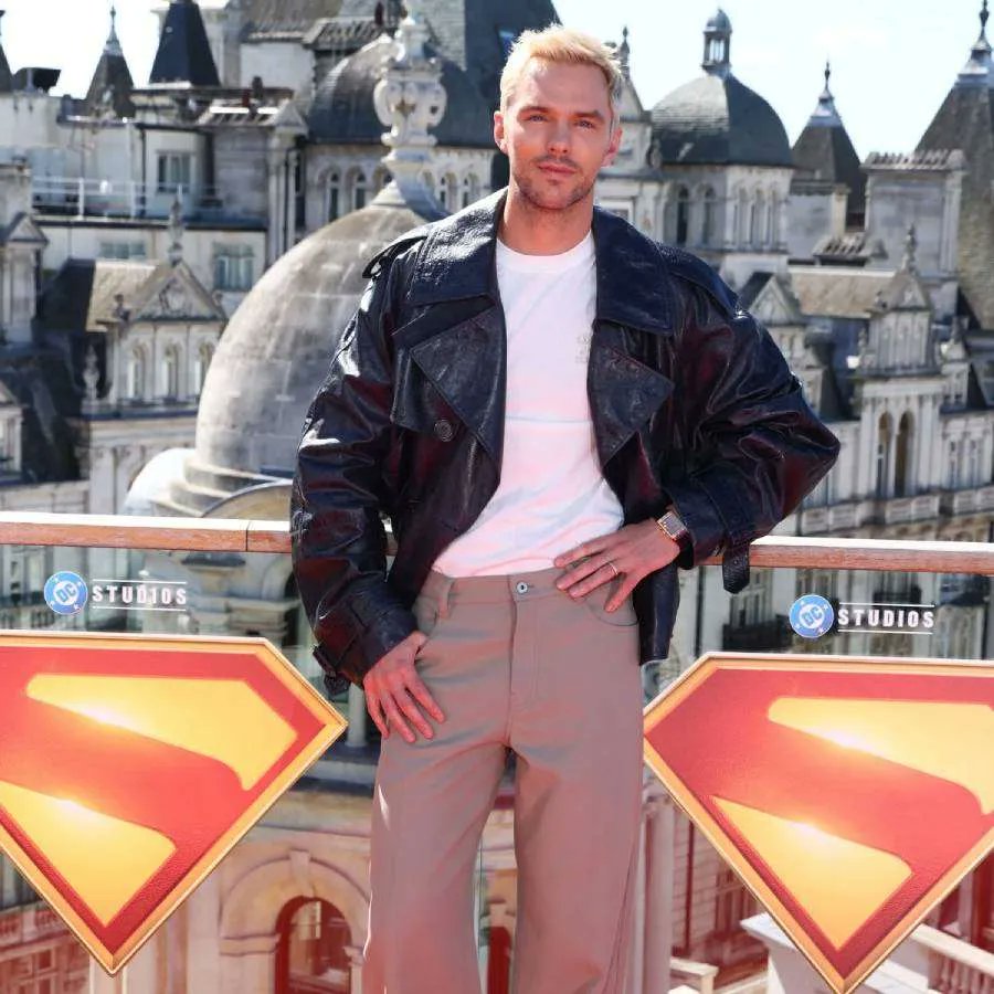 About_Rocks's tweet image. #NicholasHoult sports a Jaeger-LeCoultre Reverso Tribute Duoface Chronograph at '#Superman' fan event ow.ly/x8eO50WmOIL