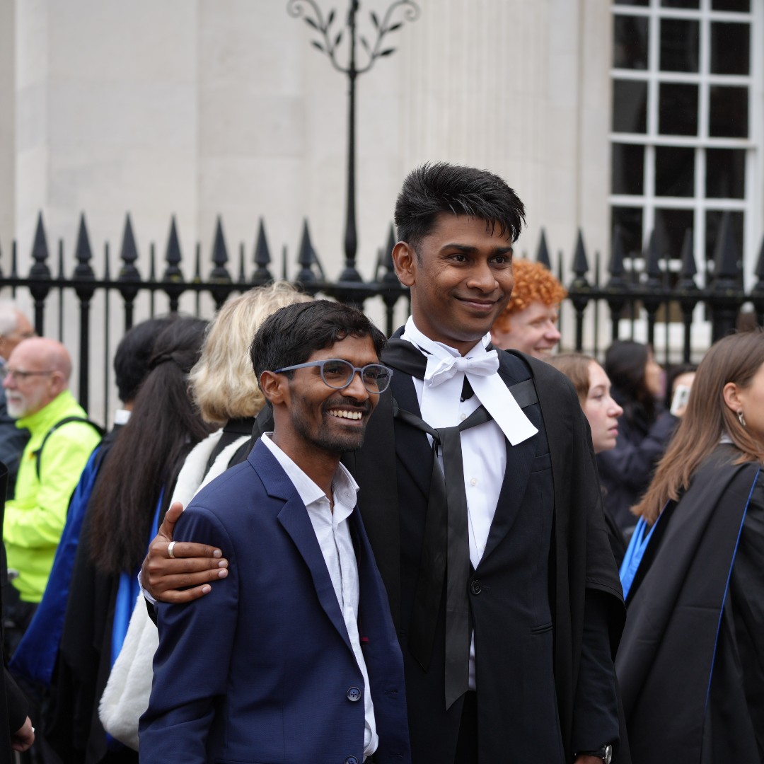 QueensCam's tweet image. It may have been a rather rainy day yesterday for our postgraduate graduation, but that didn’t dampen our spirits! 🎓👏 Many congratulations to our amazing students.
To view our gallery of photographs from the day, visit our website: queens.cam.ac.uk/about-us/news-…