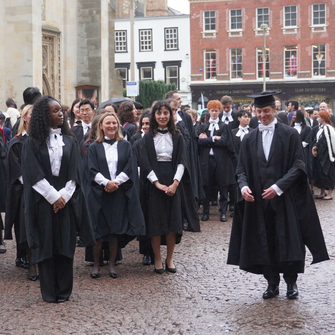 QueensCam's tweet image. It may have been a rather rainy day yesterday for our postgraduate graduation, but that didn’t dampen our spirits! 🎓👏 Many congratulations to our amazing students.
To view our gallery of photographs from the day, visit our website: queens.cam.ac.uk/about-us/news-…
