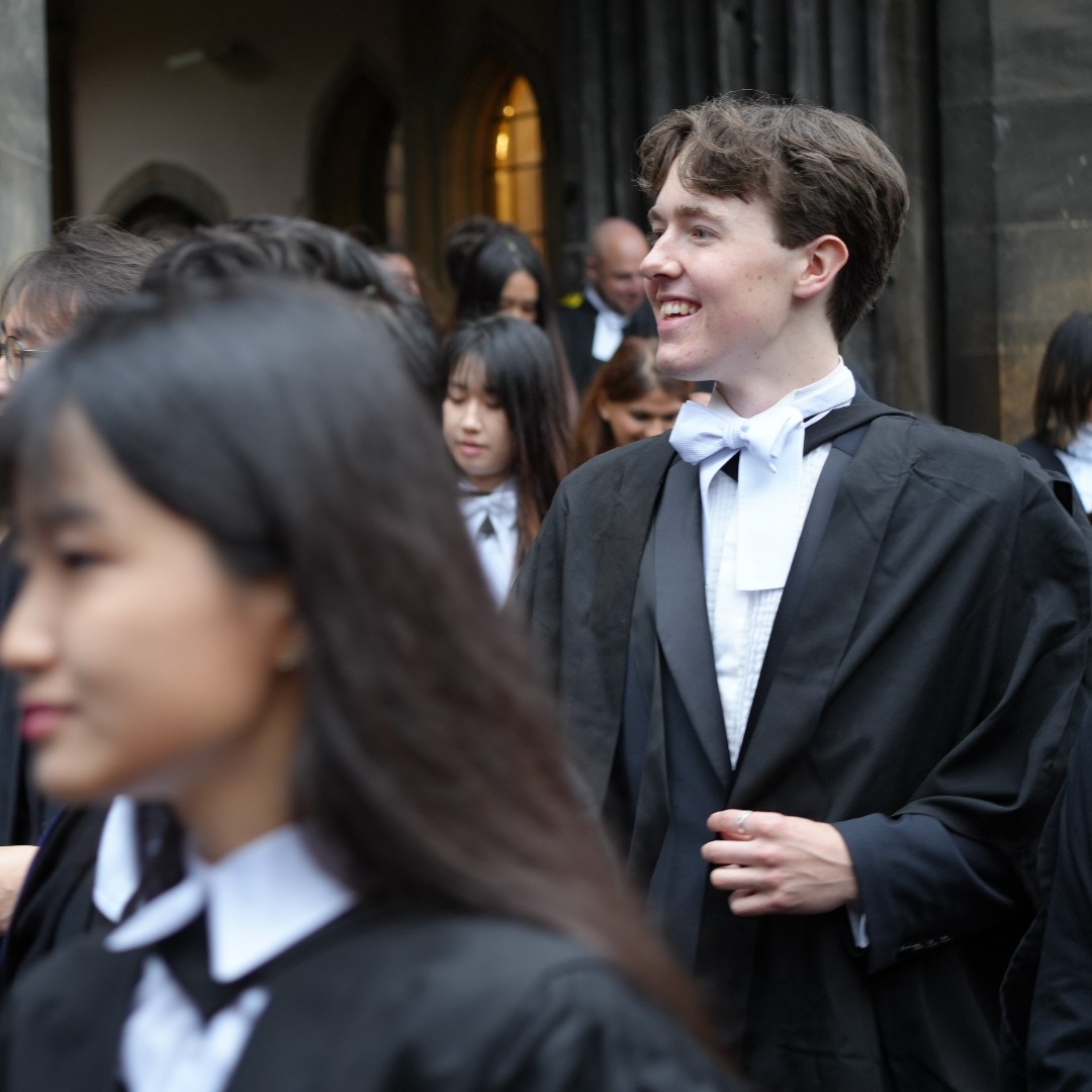 QueensCam's tweet image. It may have been a rather rainy day yesterday for our postgraduate graduation, but that didn’t dampen our spirits! 🎓👏 Many congratulations to our amazing students.
To view our gallery of photographs from the day, visit our website: queens.cam.ac.uk/about-us/news-…