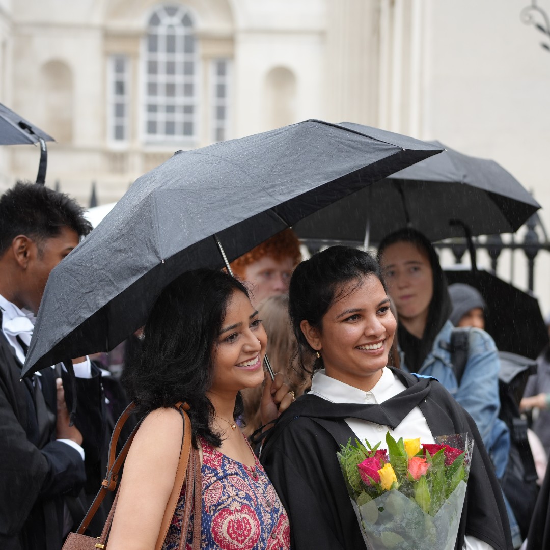 QueensCam's tweet image. It may have been a rather rainy day yesterday for our postgraduate graduation, but that didn’t dampen our spirits! 🎓👏 Many congratulations to our amazing students.
To view our gallery of photographs from the day, visit our website: queens.cam.ac.uk/about-us/news-…