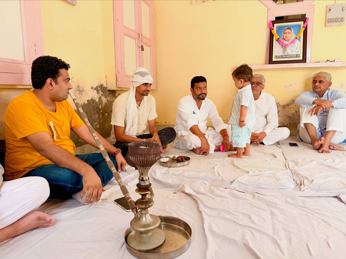 डॉ राजवीर जी बेनीवाल असिस्टेंट प्रोफेसर कार्डियोलॉजी पीबीएम हॉस्पिटल बीकानेर की माताजी के आकस्मिक निधन होने पर पैतृक गांव परलीका (भादरा) पहुँचकर श्रद्धा सुमन अर्पित किए 

ईश्वर दिवंगत पुण्य आत्मा को अपने श्री चरणों में स्थान प्रदान करें और शोकाकुल परिजनों को संबल प्रदान करें