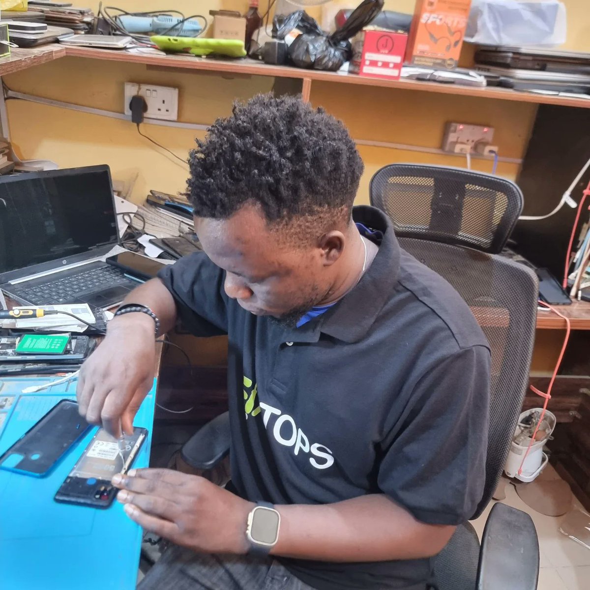 FixtopsNG's tweet photo. Looking for a Verified Technician? Look no further, Fixtops is where they live!
📲 Book now on Fixtops and experience repair services you can trust.
#FixtopsVerified #TrustedTechnicians #RepairMadeEasy #FixItWithFixtops #PhoneRepairNaija https://t.co/Ij1qGDdOJK