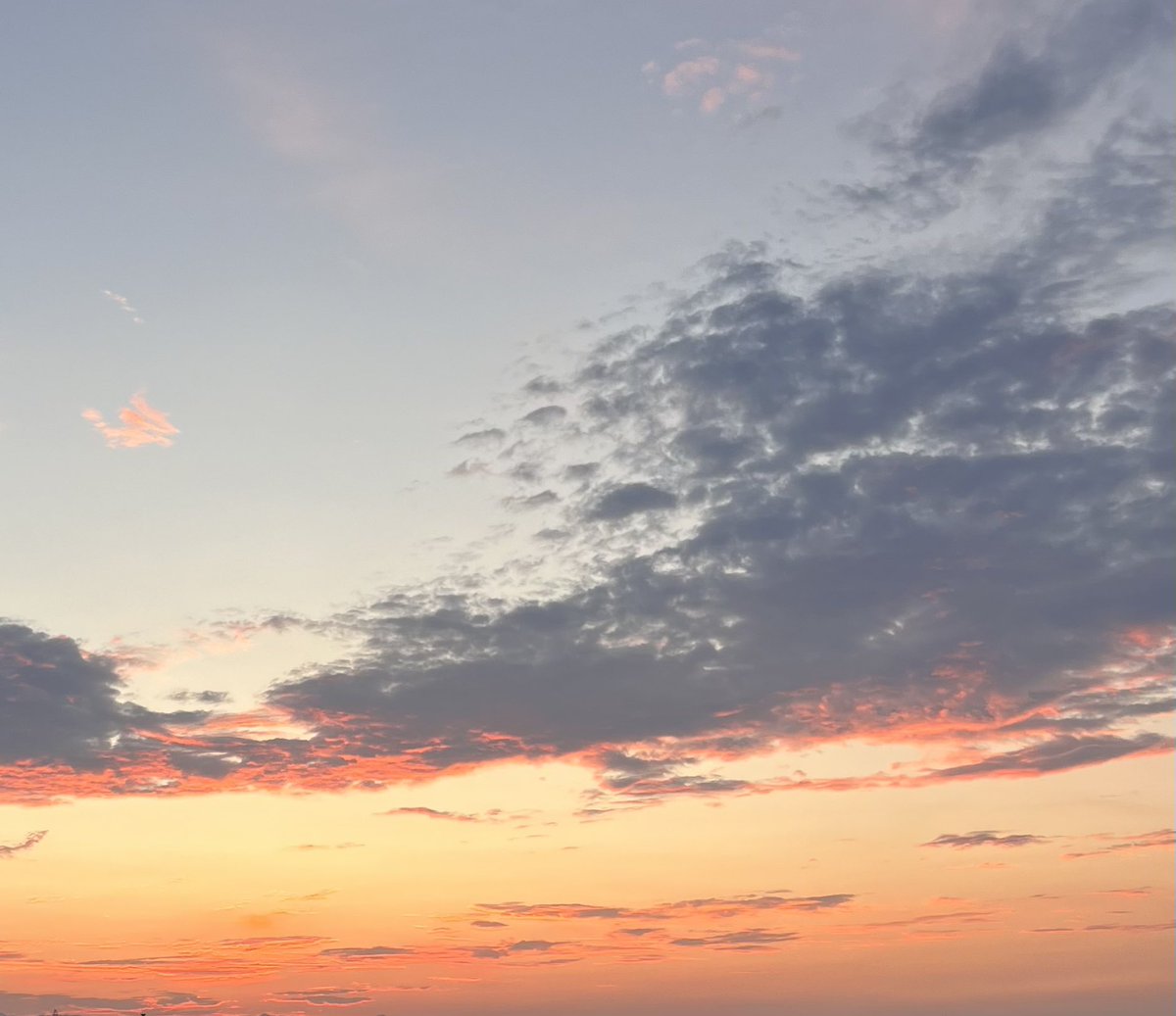 Y86483137's tweet image. 高熱の原因はコロナでした💦
色々買い出ししてたら綺麗な夕焼け見れた✨
早く熱が下がりますように☆。.:*・゜
今日も1日お疲れ様でした🌙.*·̩͙