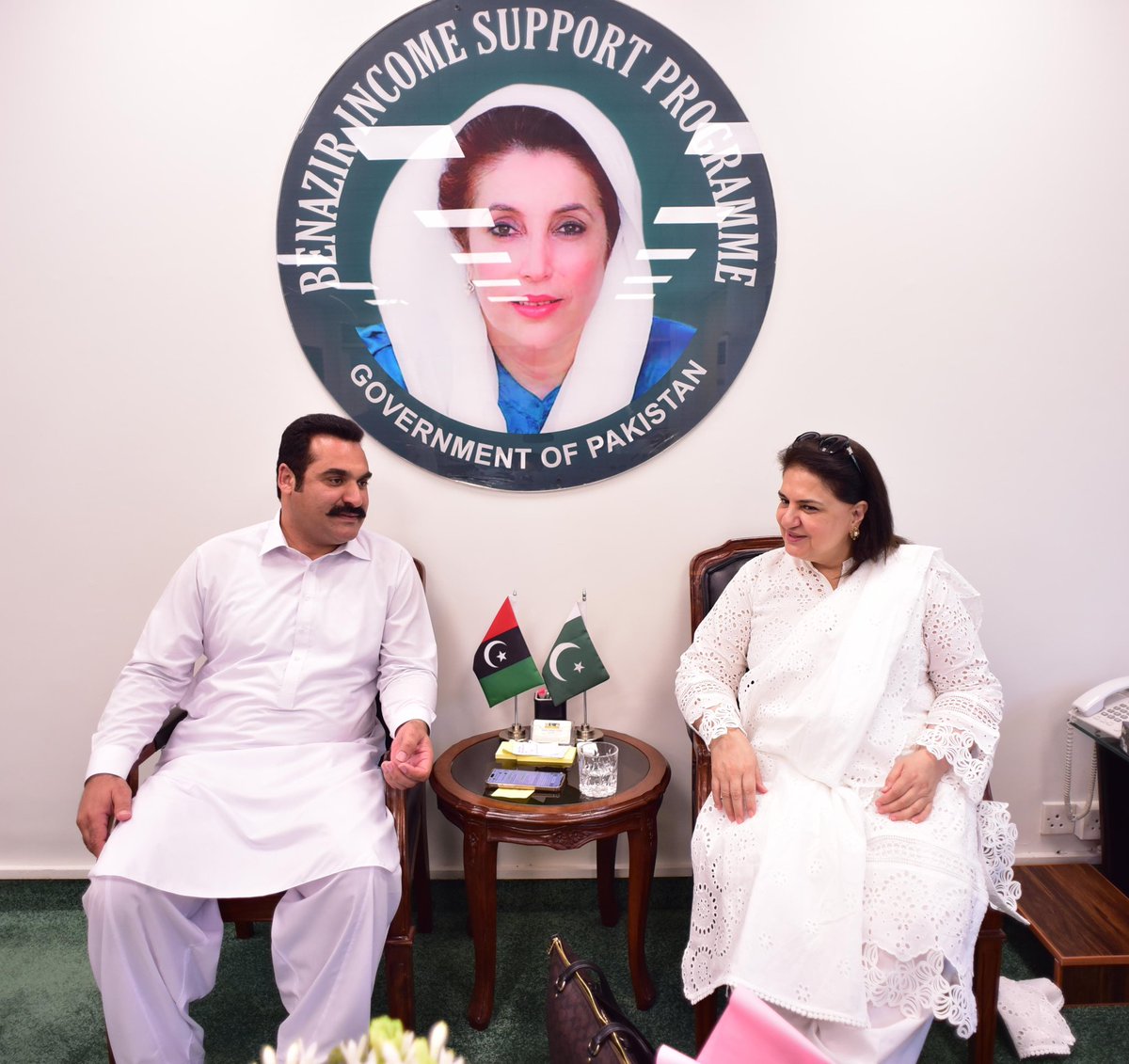 چیئرپرسن بینظیر انکم سپورٹ پروگرام سینیٹر روبینہ خالد سے پی پی رہنماؤں نوابزادہ کامران زیب امیدوار برائے صوبائی دیر لوئر ، عالم زیب ایڈووکیٹ ، امیدوار برائے قومی اسمبلی دیر لوئر ، کی ملاقات ۔
دونوں رہنماؤں نے چیئرپرسن بی آئ ایس پی کو تیسری مرتبہ سینیٹ کی ممبر منتخب ہونے پہ