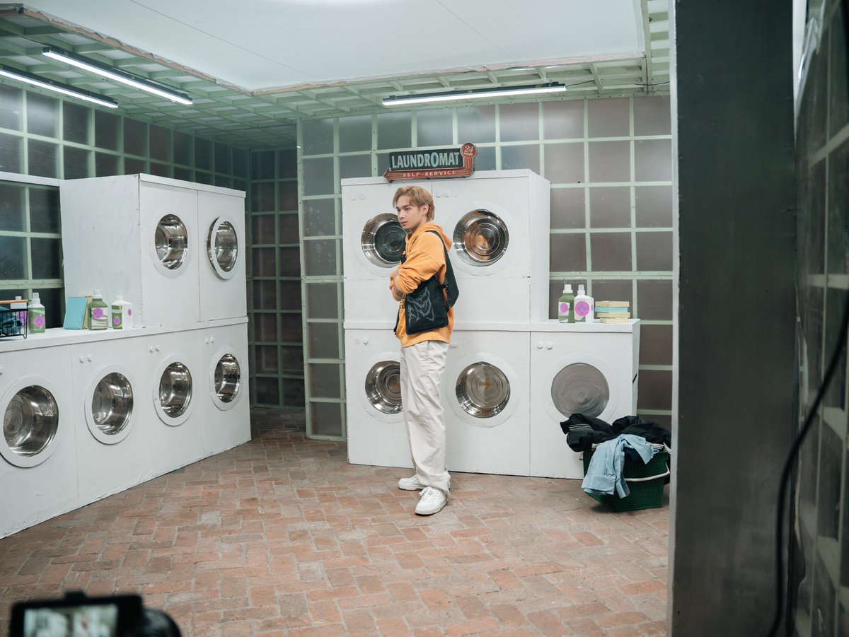 vxonofficial's tweet image. DAPAT LANG, LABA LANG 🧺💖
Sino’ng papalaba? 🧺 Sana naman tumigil na ang ulan para safe na tayong lahat… at makapaglaba na rin finally 😭🫧
Pero habang di pa pwede magpatuyo ng labada, magpaulan muna tayo ng streams sa ‘Dapat Lang Ako Lang’! 💖🔐
Ingat kayo lagi, VIXIES! Stay…