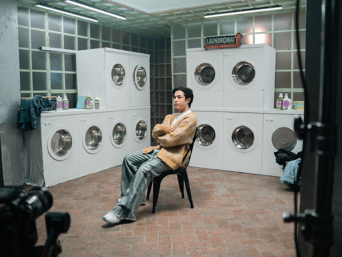 vxonofficial's tweet image. DAPAT LANG, LABA LANG 🧺💖
Sino’ng papalaba? 🧺 Sana naman tumigil na ang ulan para safe na tayong lahat… at makapaglaba na rin finally 😭🫧
Pero habang di pa pwede magpatuyo ng labada, magpaulan muna tayo ng streams sa ‘Dapat Lang Ako Lang’! 💖🔐
Ingat kayo lagi, VIXIES! Stay…