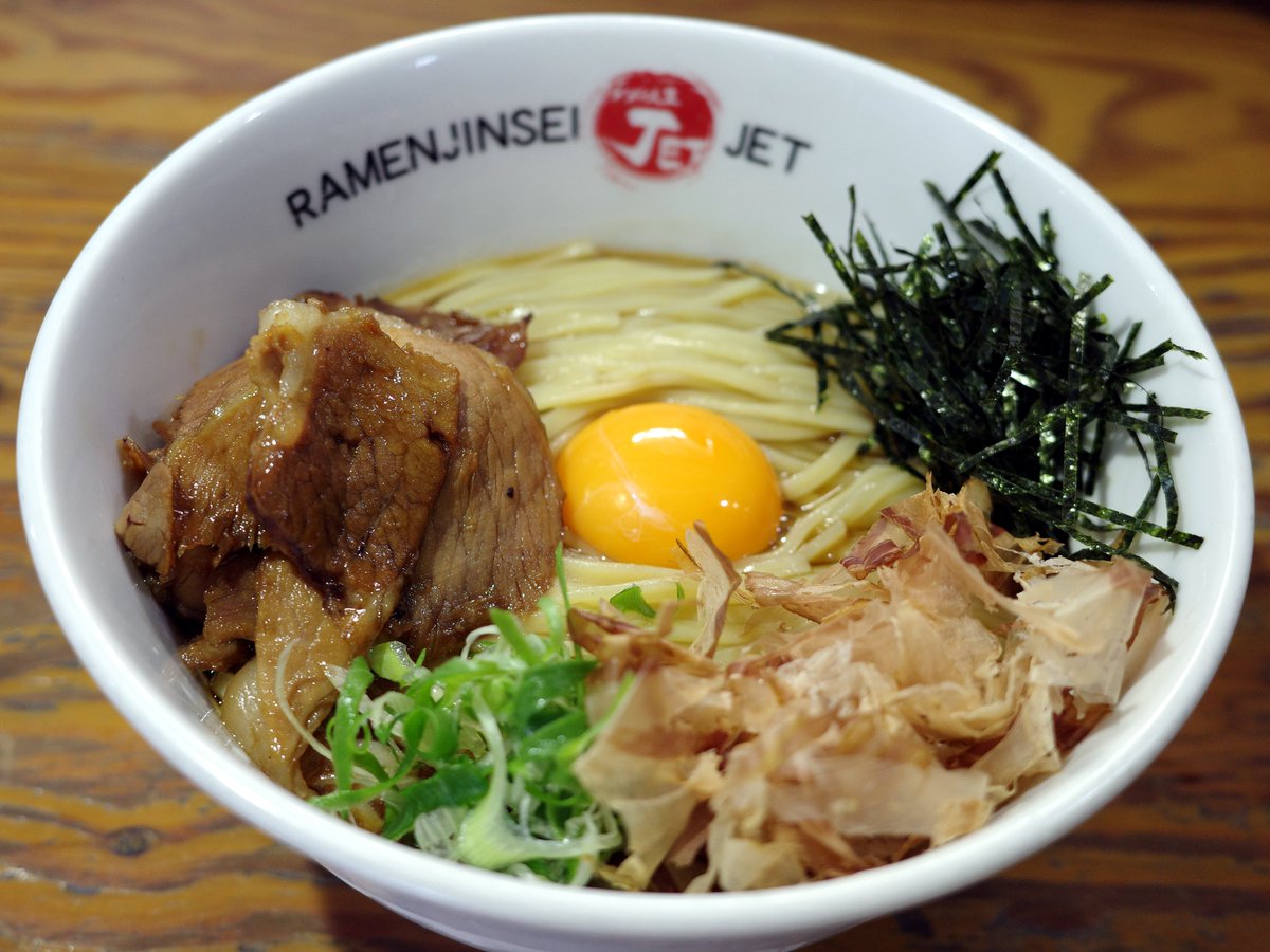 toyotue's tweet image. ラーメン人生 JET600@肉玉ぶっかけ
期間限定を頂きました。卵黄のまろやかさに上品な魚介出汁の旨みと風味が広がる清涼感ある一杯です。甘辛く味付けされたチャーシューもいいアクセントに。麺量は250gあります♪
toyotune.blog107.fc2.com/blog-entry-585…