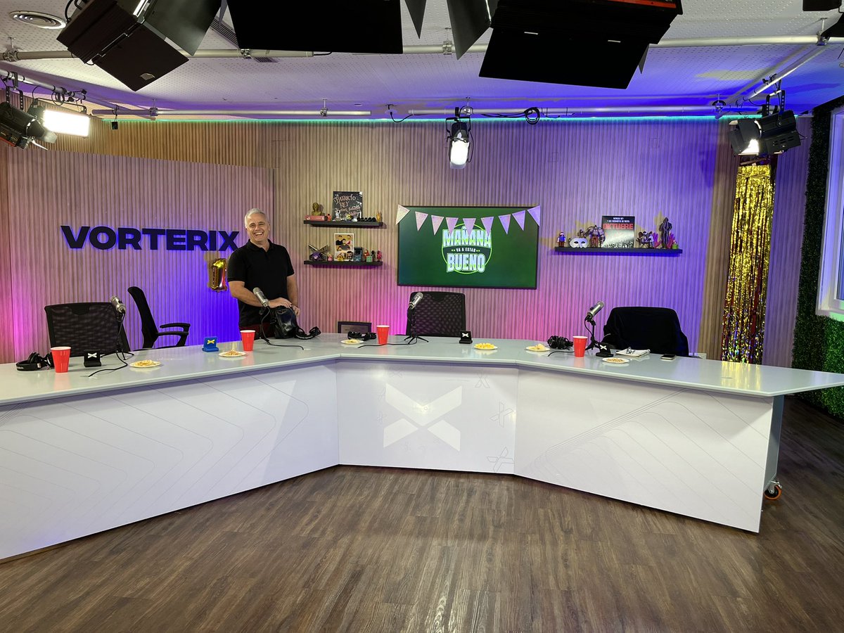 Vorterix's tweet image. Ya estamos en vivo con la Kermés de todos los tiempos. Celebramos los 100 programas de MVAEB con dardos, búsqueda del tesoro y ponele la cola a Kenny…
Imperdible: youtube.com/live/amdQz_iYw…