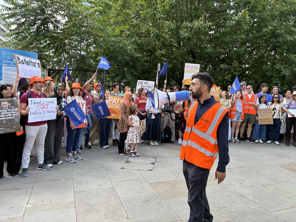 Massive picket by ⁦<a href="/BMAResidents/">Resident Doctors</a>⁩ successfully completed on Westminster Bridge.

Resident doctors deserve fair pay.