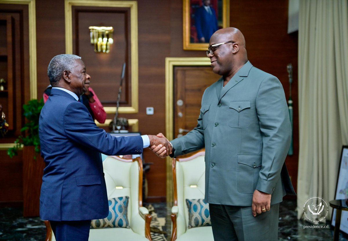 Presidence_RDC's tweet photo. Ce jeudi à la Cité de l’Union africaine, à Kinshasa, le Président de la République, Félix Tshisekedi, a accordé une audience à l’artiste musicien Sam Mangwana, en séjour dans la capitale de la République Démocratique du Congo (RDC). 

« L'essentiel pour moi, c'était d'arriver à Kinshasa pour remercier le Président de la République du geste qu'il avait posé. La surprise était tellement grande et c'est pourquoi je me suis dit d'arriver à Kinshasa pour lui dire merci », a, d’entrée de jeu, fait savoir Sam Mangwana. 
https://t.co/FLE3Jru3Au