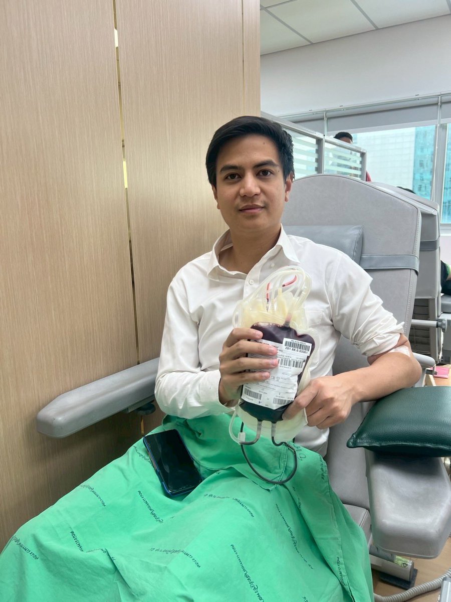 GarnPatsarin's tweet image. ชวนพ่อแม่พี่น้องมาบริจาคเลือด วันนี้กานต์และเพื่อนพรรคประชาชนมาที่โรงพยาบาลวชิรพยาบาล เขตดุสิตใกล้สภา ขอร่วมส่งกำลังใจให้เจ้าหน้าที่ด่านหน้าและประชาชนในพื้นที่ให้ปลอดภัย 📌พิกัดวชิรพยาบาล: maps.app.goo.gl/4XRRjzWxhCQdsx…
📋✅ เตรียมความพร้อมก่อนบริจาคเลือด
1. สุขภาพร่างกายและใจแข็งแรง…