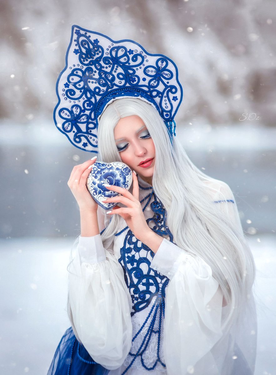 page_alexandre's tweet image. Petite galerie de femmes aux kokochniki, coiffe traditionnelle russe souvent très ornementée. Les plus avisés auront reconnu également dans la dernière photo une référence appuyée à la céramique de Gjel qui voit le monde en bleu !
