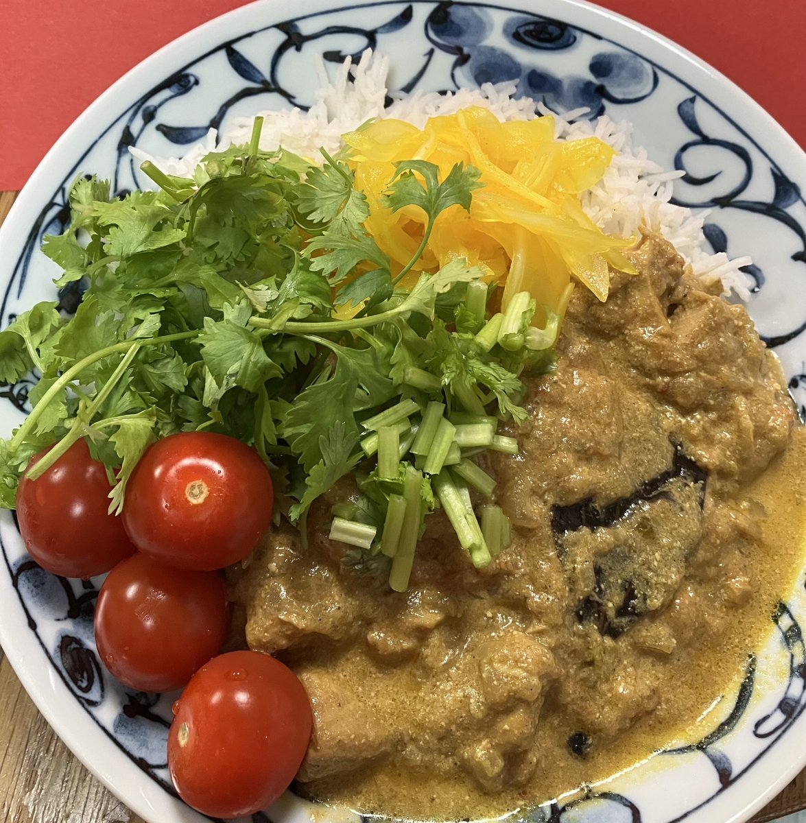 yuriisneko's tweet image. ２日目のカレー🍅🐓🧅🌿
玉ねぎのアチャールもとてもおいしい。

#スパイス
#カレー