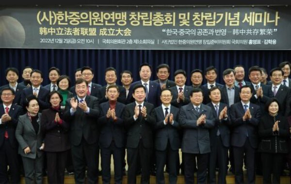 여시재 빨간약 3탄

여시재 회원들은 차하얼학회(중국의 일대일로 단체)와 정기적으로 회동함
김진표 문희상도 있었고 전부 문재인정부와 민주당내 요직을 차지함
모든 행보는 인민망이 기사로 내고 서로 상장을 수여하며 역겨운 친목을 이어감
싱하이밍까지 엮여있고 수혜자는 이재명
여시재가 중심임