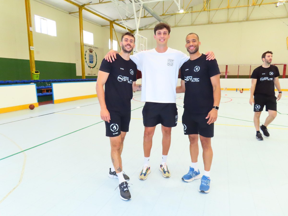CBC_Valladolid's tweet image. 🏀 También se ha pasado esta semana por el Fresh Basketball Camp Juan García-Abril, y ha disfrutado de una mañana con todos los niños y niñas, Mike Torres y Dani Manchón. ¡Gracias por la invitación!
@UEMC #PucelaBasket