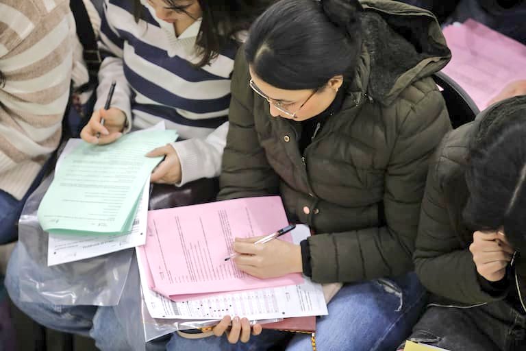 JnCrzFrnndz's tweet image. demencial forma de evaluación
¿el principal perjudicado? el evaluado: 4 horas amontonado, haciendo el examen sobre sus piernas; realmente escandaloso.