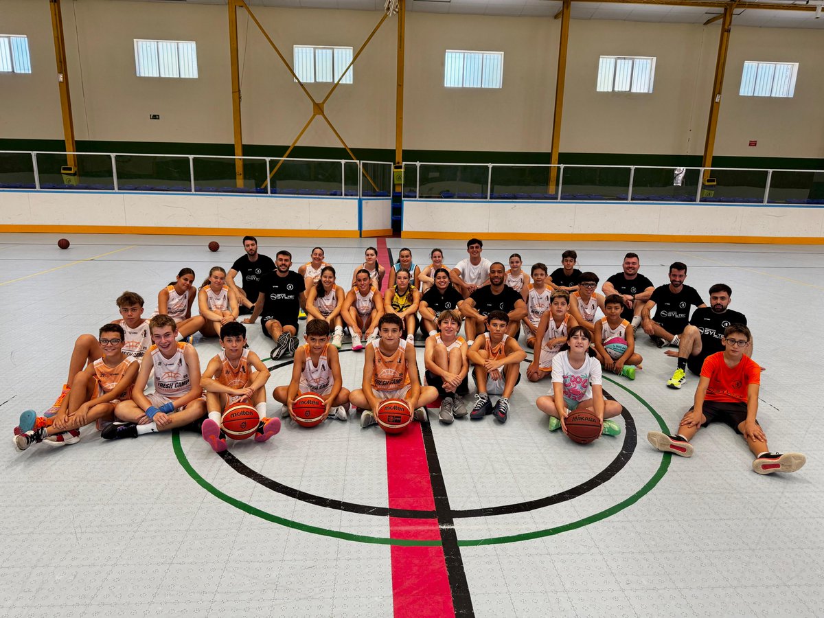 CBC_Valladolid's tweet image. 🏀 También se ha pasado esta semana por el Fresh Basketball Camp Juan García-Abril, y ha disfrutado de una mañana con todos los niños y niñas, Mike Torres y Dani Manchón. ¡Gracias por la invitación!
@UEMC #PucelaBasket