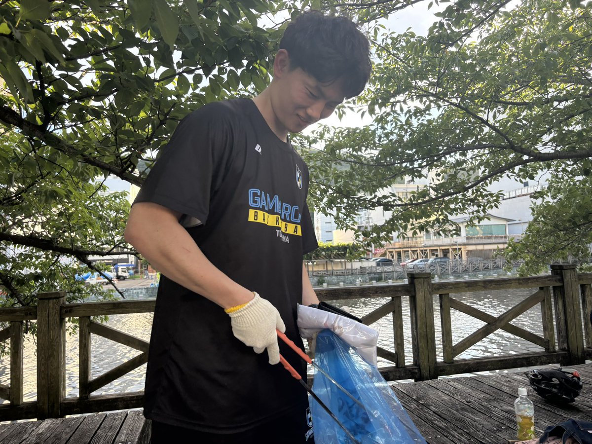 GAMBAROUS's tweet image. 先日、#徳島県産業資源循環協会 青年部の方と一緒に清掃活動を行いました!
今年は徳島駅前から藍場浜公園までを清掃しました🧹
これからも徳島が綺麗な街であるために、
地域の皆さまと力を合わせながら、
クラブとして取り組んでまいります!
#徳島ガンバロウズ
#GAMBAROUS