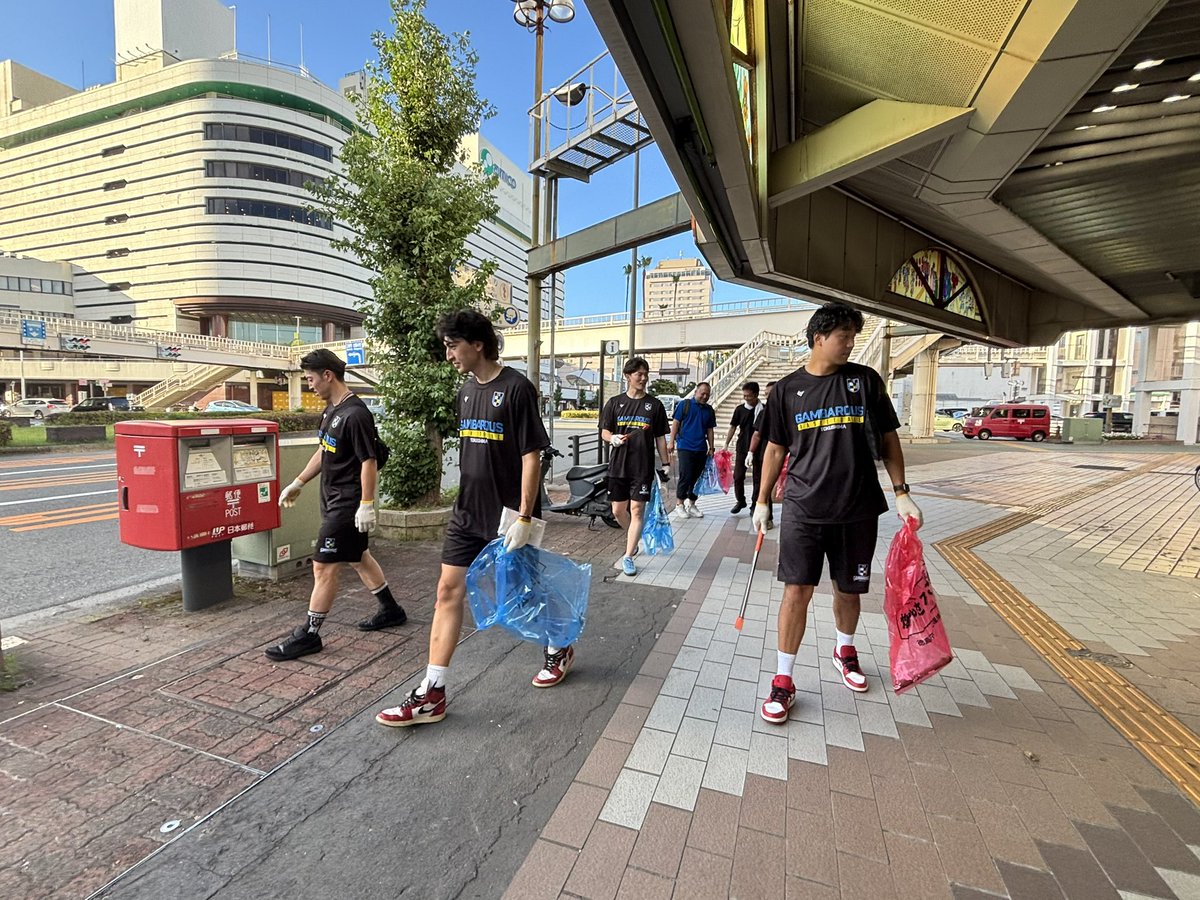 GAMBAROUS's tweet image. 先日、#徳島県産業資源循環協会 青年部の方と一緒に清掃活動を行いました!
今年は徳島駅前から藍場浜公園までを清掃しました🧹
これからも徳島が綺麗な街であるために、
地域の皆さまと力を合わせながら、
クラブとして取り組んでまいります!
#徳島ガンバロウズ
#GAMBAROUS