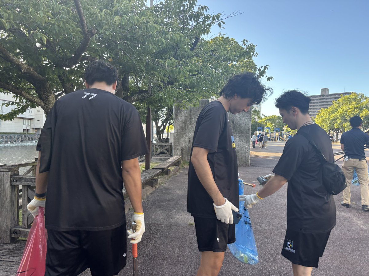 GAMBAROUS's tweet image. 先日、#徳島県産業資源循環協会 青年部の方と一緒に清掃活動を行いました!
今年は徳島駅前から藍場浜公園までを清掃しました🧹
これからも徳島が綺麗な街であるために、
地域の皆さまと力を合わせながら、
クラブとして取り組んでまいります!
#徳島ガンバロウズ
#GAMBAROUS