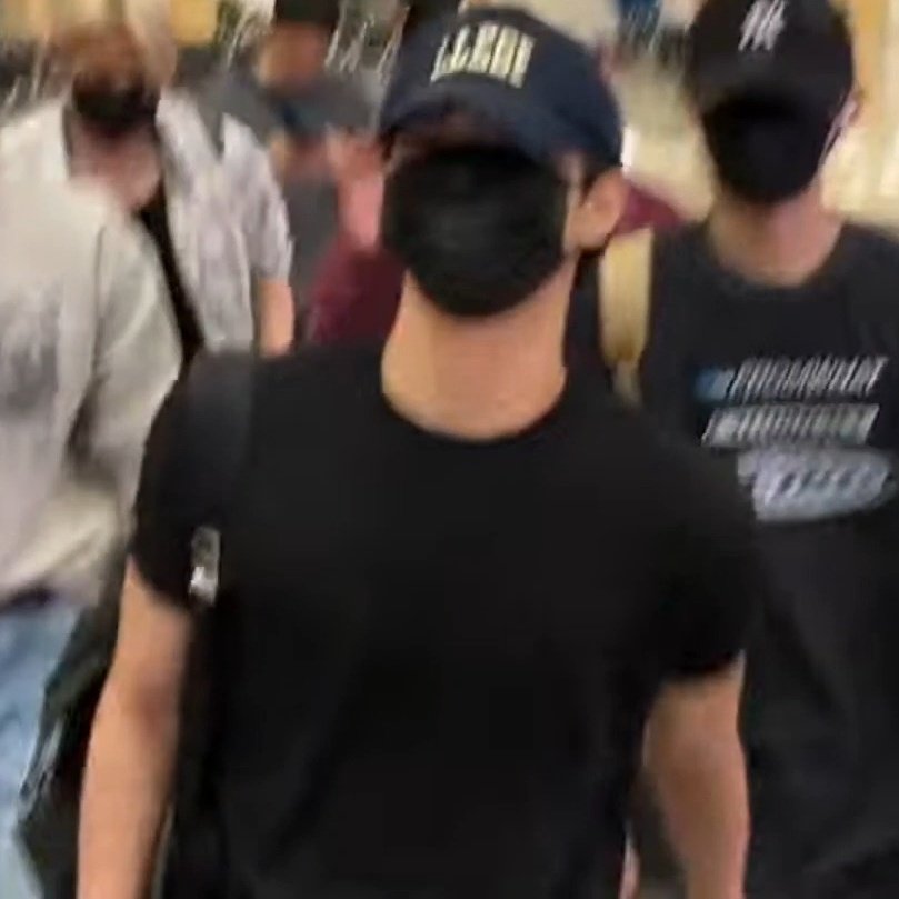 woncattos's tweet image. DAMN THAT CAP AND BLACK SHIRT COMBO FOR AIRPORT FIT ๐โโ๏ธ๐โโ๏ธ