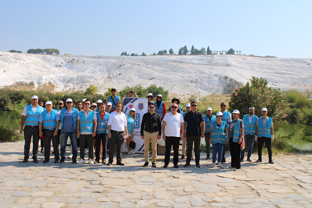 denizlidsm's tweet photo. Pamukkale Travertenleri, Denetimli Serbestlik Yükümlüleri Tarafından Temizlendi https://t.co/16DD24Dlie