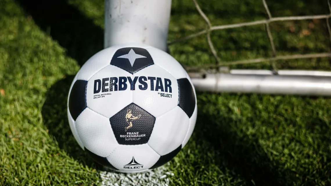 iMiaSanMia's tweet photo. 📸⚽ Official match ball for the Franz Beckenbauer Supercup between Stuttgart and Bayern https://t.co/KcGY6zTJ5B