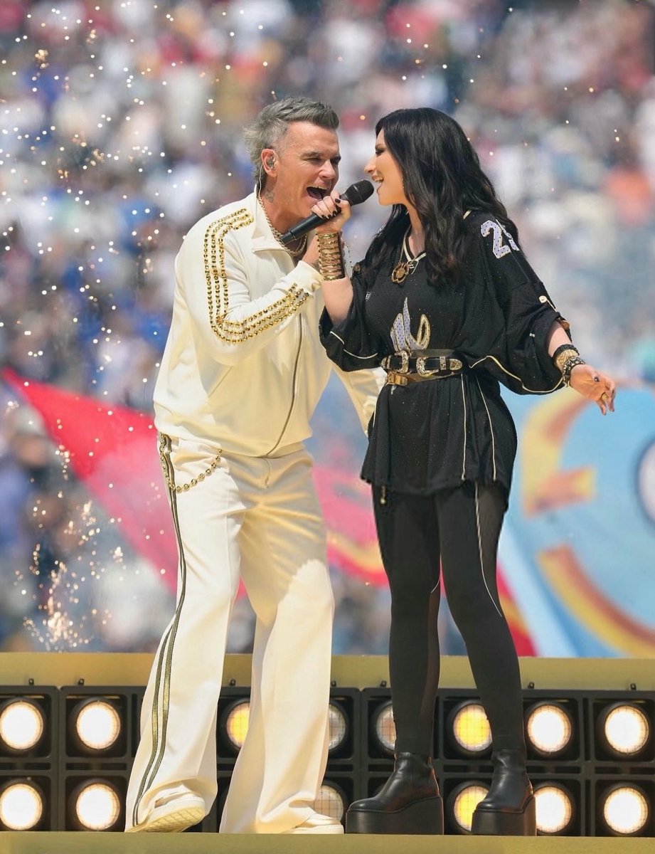 LauraPausini's tweet image. See, this job of mine is full of unexpected emotions, a bit like being on a roller coaster. There are constant emotional highs and lows, and the highs are unforgettable, especially because they come from artists and friends I respect and love.
Thanks, Alanis, Robbie, BadBunny,…