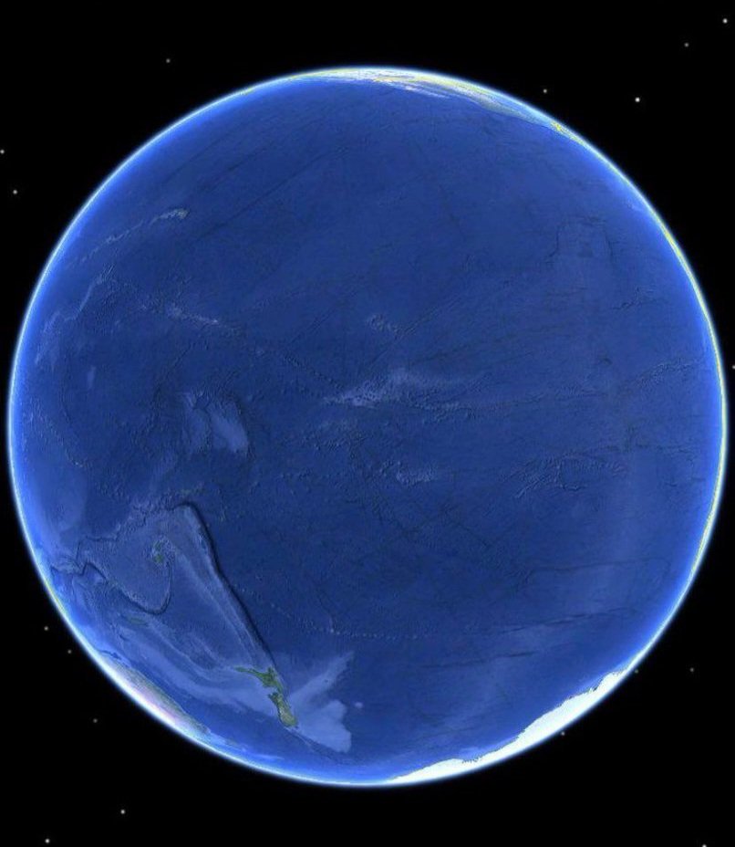 Sabieslo's tweet photo. 🌐 Esta imaxe de la Tierra amuesa'l llugar más vacíu del planeta: el Pacíficu sur. Prácticamente tolo que ves ye agua.

🧭 Nel centru, l'aisllamientu absolutu: Point Nemo, el puntu más alloñáu de cualquier tierra firme.

¿Sabíeslo? 🤔 ¿A quién mandaríes al Puntu Nemo? 😝 https://t.co/8hBDYwLfsd