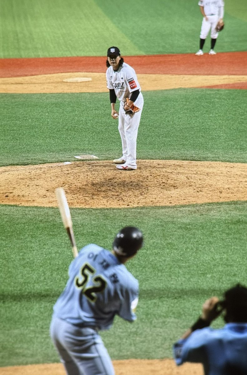 1999O717's tweet image. 재밌는거보고가네 . .