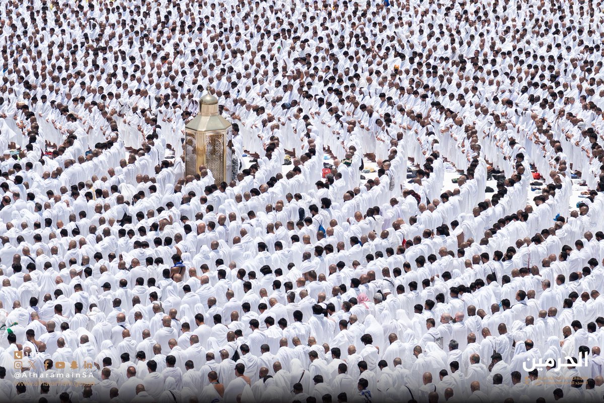 AlharamainSA's tweet image. ضيوف الرحمن يملؤون جُنبات #المسجد_الحرام في يوم الجمعة، تحفهم الرحمة وتغشاهم السكينة.