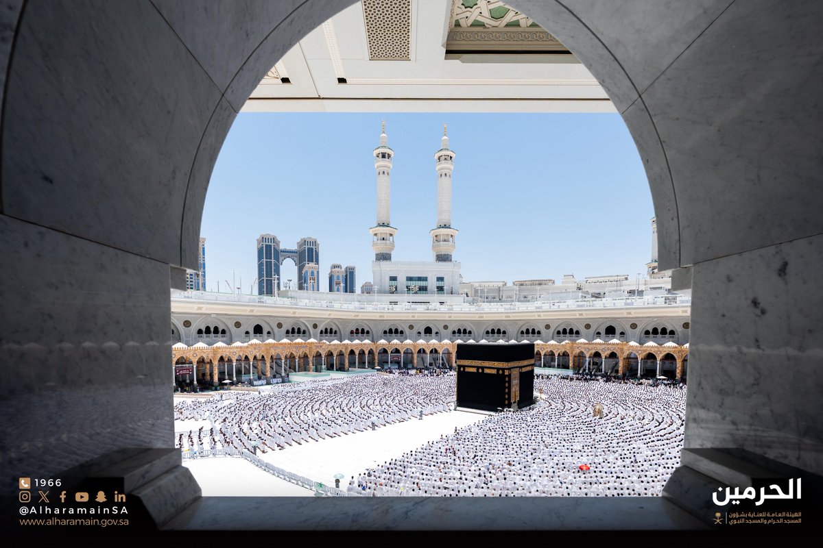 AlharamainSA's tweet image. ضيوف الرحمن يملؤون جُنبات #المسجد_الحرام في يوم الجمعة، تحفهم الرحمة وتغشاهم السكينة.