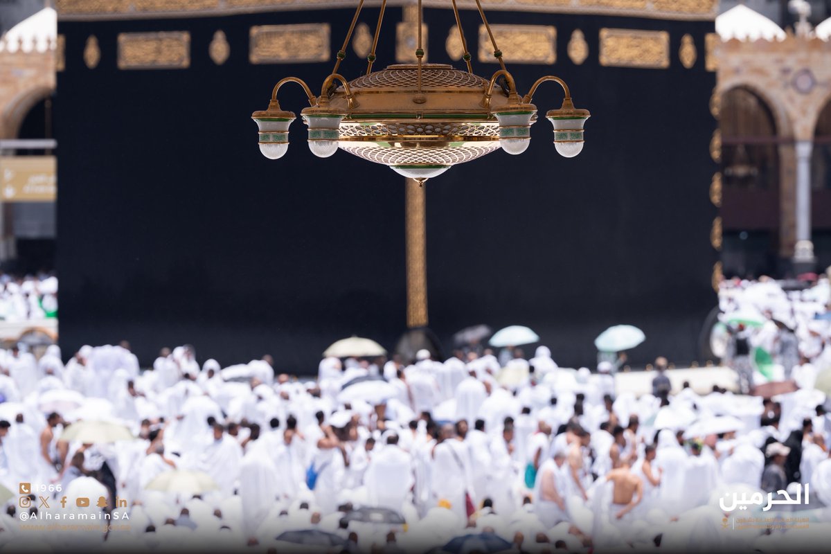 AlharamainSA's tweet image. ضيوف الرحمن يملؤون جُنبات #المسجد_الحرام في يوم الجمعة، تحفهم الرحمة وتغشاهم السكينة.