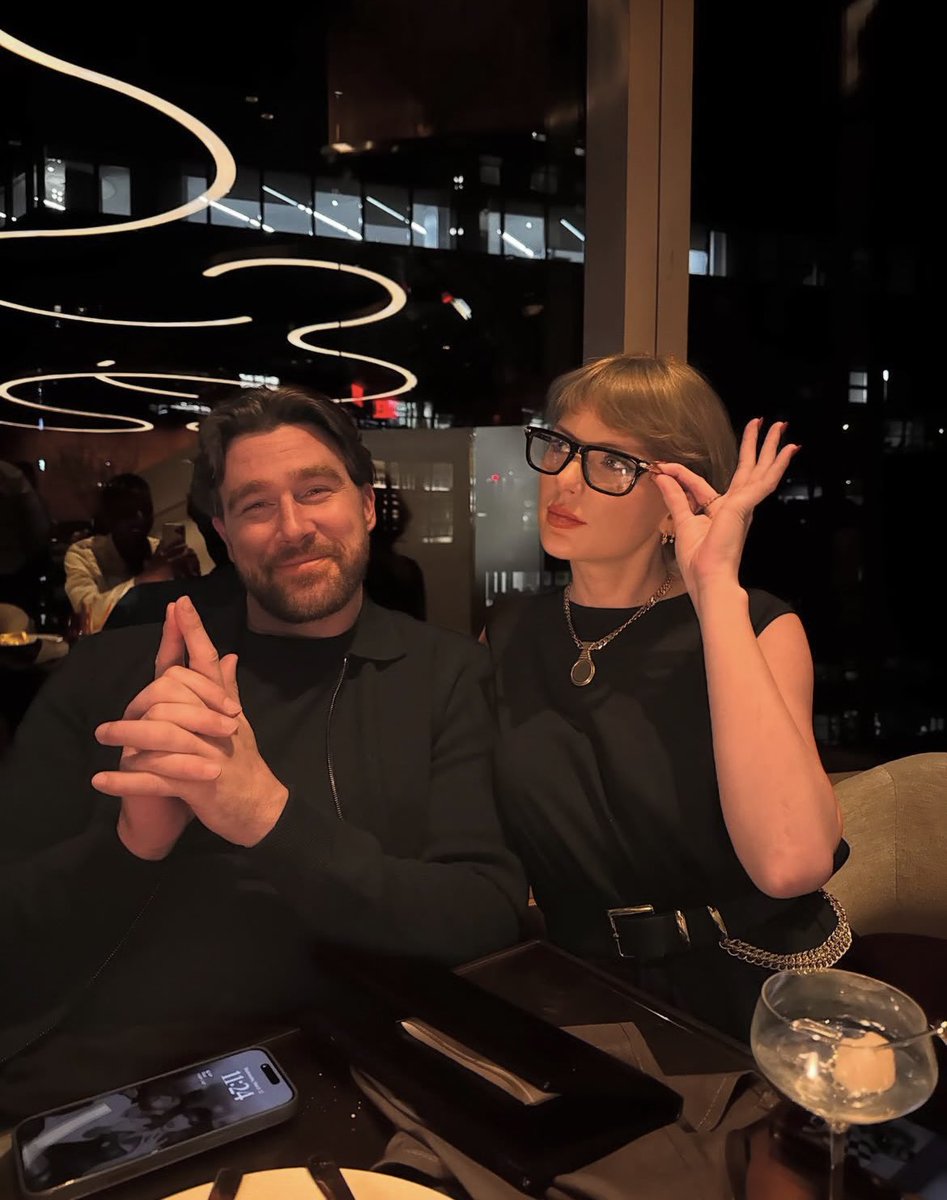 ChipPons's tweet image. “i needed this” & it’s just looking at photos of your fave pop girlie & her man pretending you’ve been third wheeling this whole time