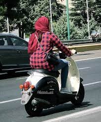 smmirkhani's tweet image. اخیرا موتورسواران خانم بیشتری در خیابان های تهران که اکثرا کلاه ایمنی هم بر سر دارند دیده می شوند و این سیر در حال افزایش است.
به نظر می رسد قانونی شدن واقعی موتورسواری بانوان و آموزش و اعطای گواهینامه به آنها دیگر یک نیاز غیر قابل کتمان و موثر در راستای پیشگیری از وقوع جرم است.