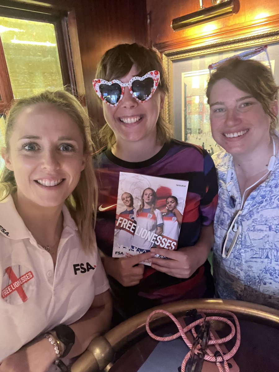 Huge thank you to two #lionesses supporters (Lauren and Harriet) who live in Geneva and helped us understand the lay of the land and organise the pre match activities.

#lionesses #england #weuro2025 #byfansforfans