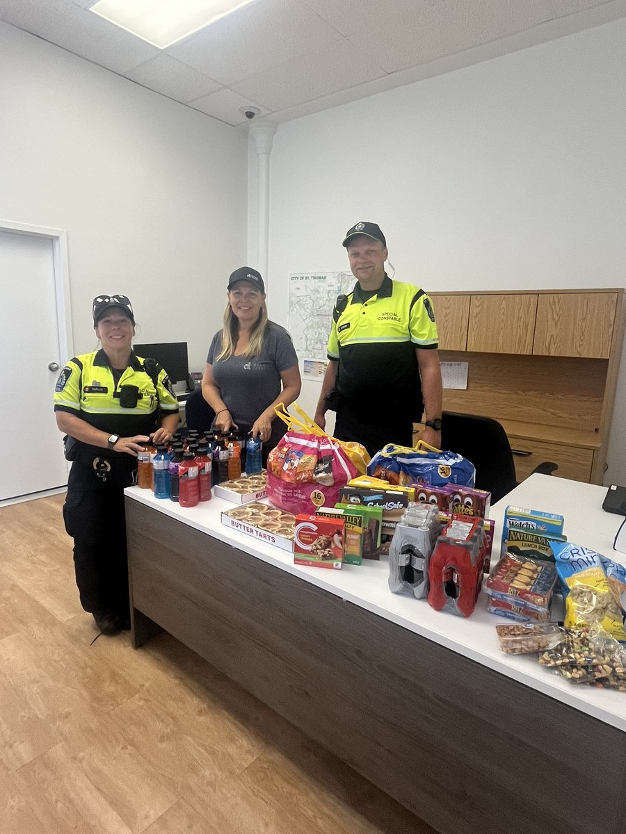 STPSmedia's tweet image. FEEL GOOD FRIDAY 💙

Hot days, cool treats &amp;amp; even cooler community partners

A huge thank you to @DougTarryHomes for stopping by our downtown office with our CRU to provide refreshing drinks &amp;amp; sweet treats. 

Your kindness goes a long way with the folks we serve downtown