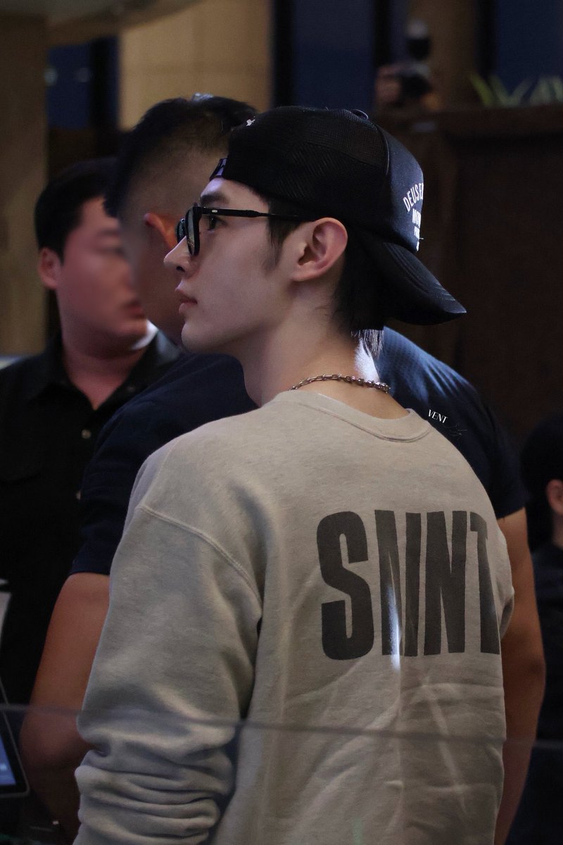 hoonikiz's tweet image. side profile and back 😲 #sunghoon