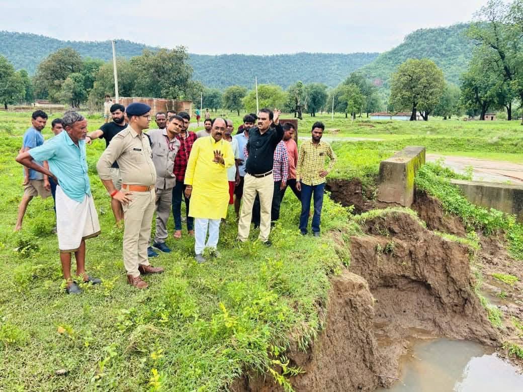 Rajndra_mshrm's tweet image. गतरात्रि बहेरीकला, माड़ा, छतौली गांव में भारी वर्षा के चलते कई घर पूरी तरह जलमग्न हो गए। स्थिति की गंभीरता को देखते हुए भाजपा जिला अध्यक्ष श्री सुंदरलाल शाह जी के साथ तत्काल मौके पर पहुंचकर प्रभावित क्षेत्रों का जायजा लिया।