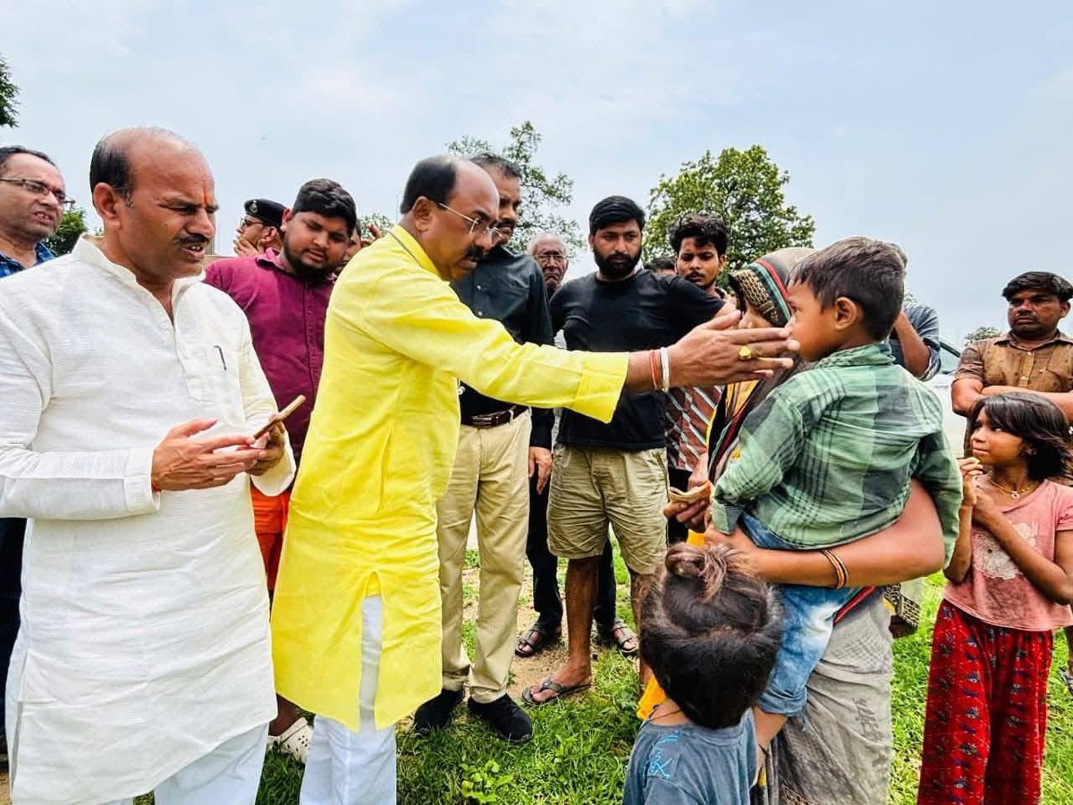 Rajndra_mshrm's tweet image. गतरात्रि बहेरीकला, माड़ा, छतौली गांव में भारी वर्षा के चलते कई घर पूरी तरह जलमग्न हो गए। स्थिति की गंभीरता को देखते हुए भाजपा जिला अध्यक्ष श्री सुंदरलाल शाह जी के साथ तत्काल मौके पर पहुंचकर प्रभावित क्षेत्रों का जायजा लिया।