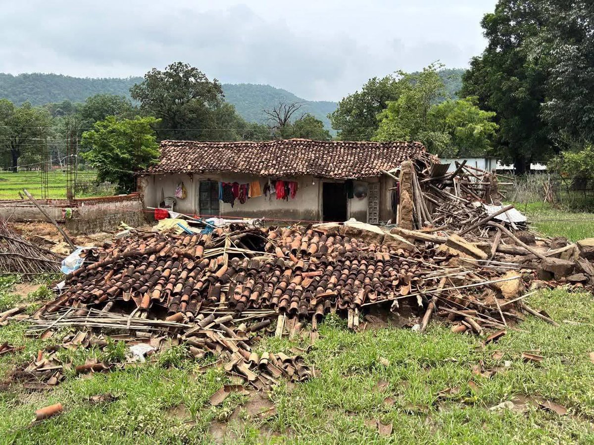 Rajndra_mshrm's tweet image. गतरात्रि बहेरीकला, माड़ा, छतौली गांव में भारी वर्षा के चलते कई घर पूरी तरह जलमग्न हो गए। स्थिति की गंभीरता को देखते हुए भाजपा जिला अध्यक्ष श्री सुंदरलाल शाह जी के साथ तत्काल मौके पर पहुंचकर प्रभावित क्षेत्रों का जायजा लिया।