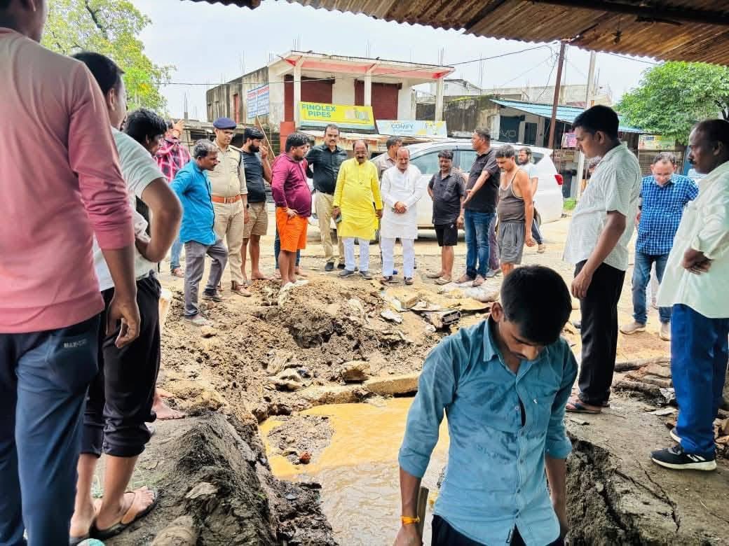 Rajndra_mshrm's tweet image. गतरात्रि बहेरीकला, माड़ा, छतौली गांव में भारी वर्षा के चलते कई घर पूरी तरह जलमग्न हो गए। स्थिति की गंभीरता को देखते हुए भाजपा जिला अध्यक्ष श्री सुंदरलाल शाह जी के साथ तत्काल मौके पर पहुंचकर प्रभावित क्षेत्रों का जायजा लिया।